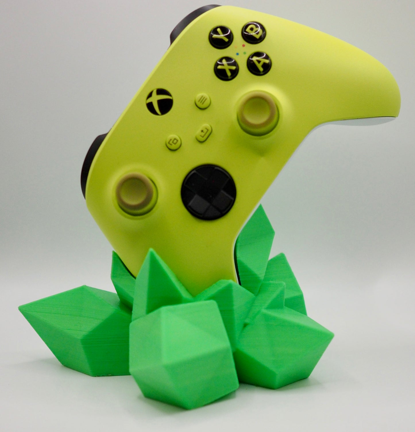 Foggy Layers 3D Printed Vertical Crystal Xbox Controller Stand – Stylish & Space-Saving!